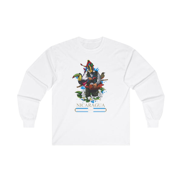 El diseño de esta camiseta muestra la vibrante esencia de Nicaragua. En el centro, encontrarás a Macho Ratón, un personaje carismático, flanqueado por aves bellamente ilustradas a ambos lados. Alrededor del diseño, flores nativas de Nicaragua le aportan un toque de belleza natural. En la parte inferior, la palabra "Nicaragua" se presenta elegantemente en un llamativo color dorado, completando el look general de la camiseta.