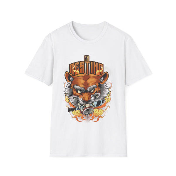 Esta camisa de estilo urbano para hombre presenta un llamativo diseño de tigre. El tigre, con una expresión intensa, parece muy feroz mientras sostiene un caballero en su boca, transmitiendo una vibra dinámica y poderosa. Esta audaz imagen evoca una historia de confrontación y fuerza, lo que la convierte en una prenda destacada para quienes buscan destacar con su estilo.