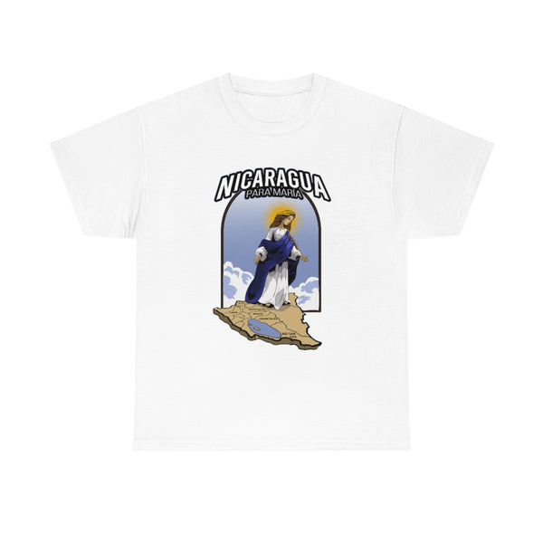 Este diseño de camiseta representa a Nicaragua y muestra a la Virgen María, conocida como Nuestra Señora de Nicaragua. En la obra, se la representa en el cielo, con la mirada protectora sobre el mapa de Nicaragua. Sobre la imagen, la frase "Nicaragua para María" se presenta elegantemente en español, enfatizando el significado cultural y la devoción asociados a esta representación.