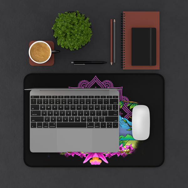 Un tapete de escritorio con un colorido diseño floral y de pájaros sobre un fondo negro.