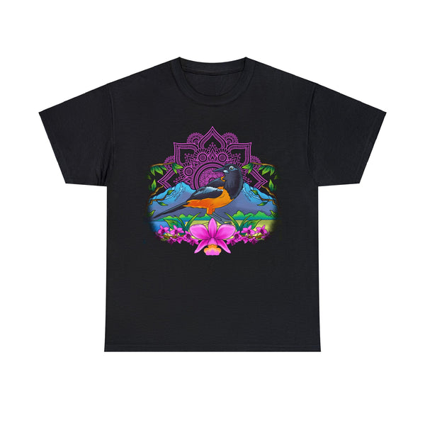 Esta elegante camiseta para mujer luce un turpial de hermoso diseño, el ave nacional de Venezuela, que se destaca en la parte delantera. El turpial está artísticamente rodeado de vibrantes flores rosas, creando un contraste espectacular. Al fondo, pintorescas montañas le dan profundidad al diseño, convirtiéndola en la opción perfecta para quienes desean celebrar la belleza natural y el patrimonio cultural de Venezuela. Ideal para el día a día o como un regalo original, esta camiseta combina comodidad y esti