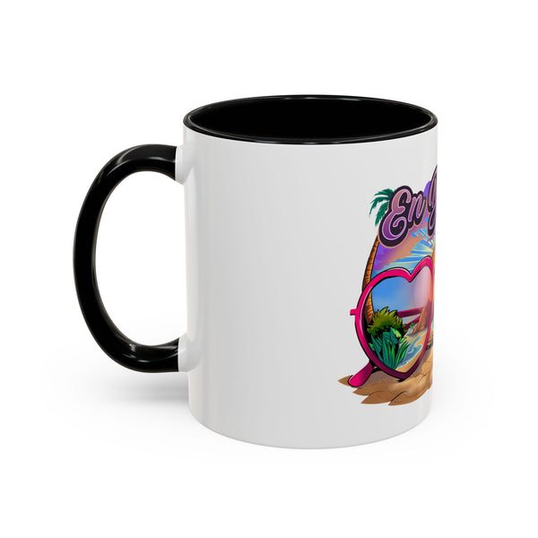 La taza de café En Destino Beach Vibes presenta un diseño encantador de vasos con forma de corazón que miran hacia una playa de arena bañada por el sol con palmeras ondulantes.