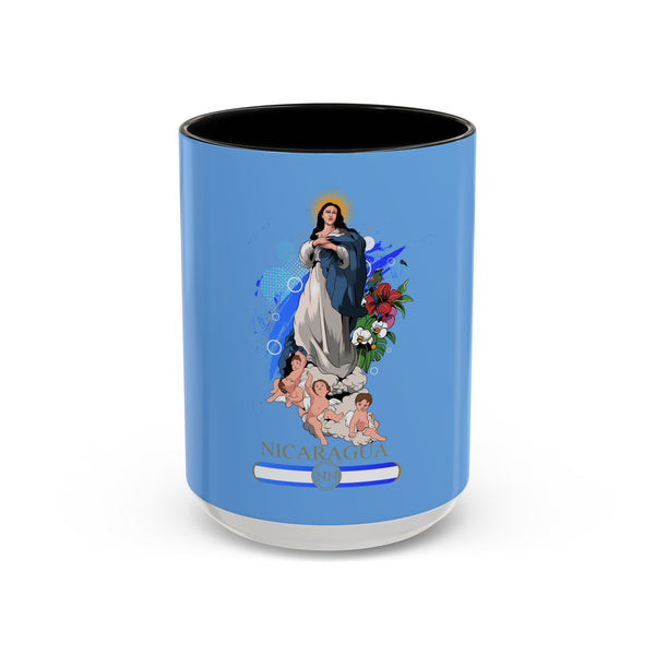 Una llamativa taza de café de cerámica azul, adornada con un vibrante diseño de flores tropicales y una conmovedora ilustración de la Virgen María con un niño en brazos, elegantemente marcada con la palabra «NICARAGUA» en la base. Esta taza no es solo un recipiente para bebidas; es un hermoso símbolo de cultura y fe que enriquece cualquier colección.