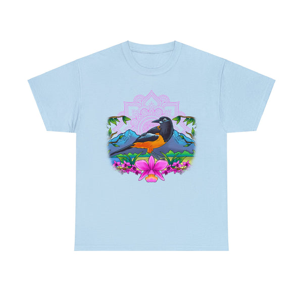 Una camiseta de mujer que presenta un turpial, el ave nacional de Venezuela, rodeado de vibrantes flores rosas y majestuosas montañas de fondo.