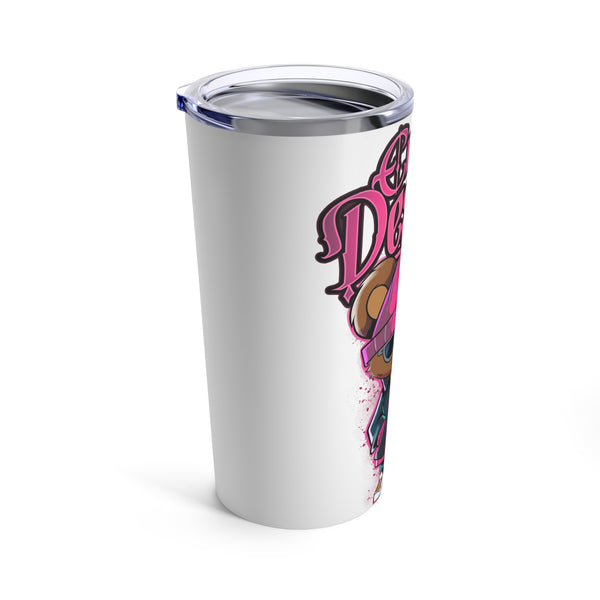 Este vaso luce un encantador diseño de un osito de peluche, que transmite una sensación de tranquilidad y frescura, incluso con gafas de sol oscuras. La frase "En Destino" aparece elegantemente en la parte superior del diseño en un vibrante color rosa, lo que le da un toque divertido a la estética general. ¡Este vaso es perfecto para quienes aman las bebidas únicas y divertidas!