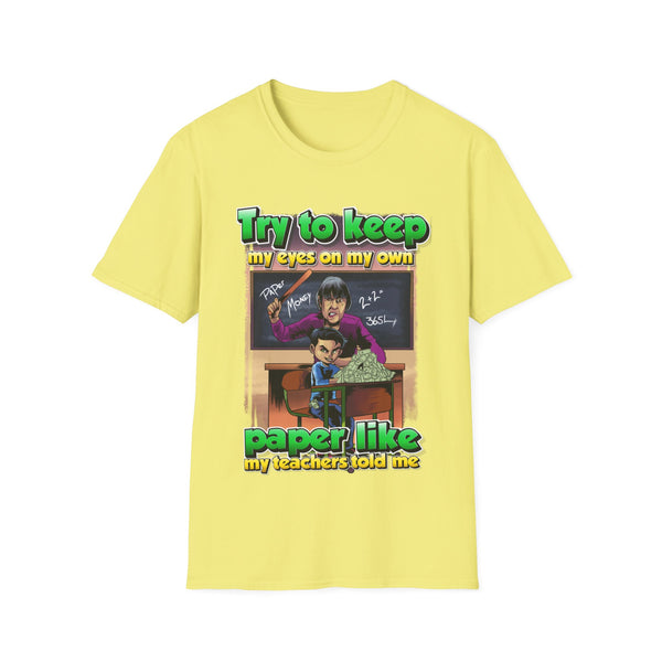 Este llamativo diseño de camiseta urbana proclama con valentía: "Mantén la vista en el papel, como decía mi profesor". El gráfico muestra a un profesor severo blandiendo una regla, listo para disciplinar a un estudiante recostado en su silla, rodeado de un tentador fajo de billetes sobre su escritorio. Este diseño captura con ingenio la tensión entre las expectativas del aula y el atractivo de la distracción, convirtiéndola en una prenda imprescindible para cualquiera que aprecie una visión rebelde de la vi